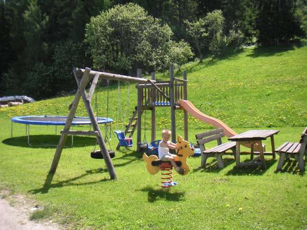 Spielplatz mit Trampolin am Loipoldhof